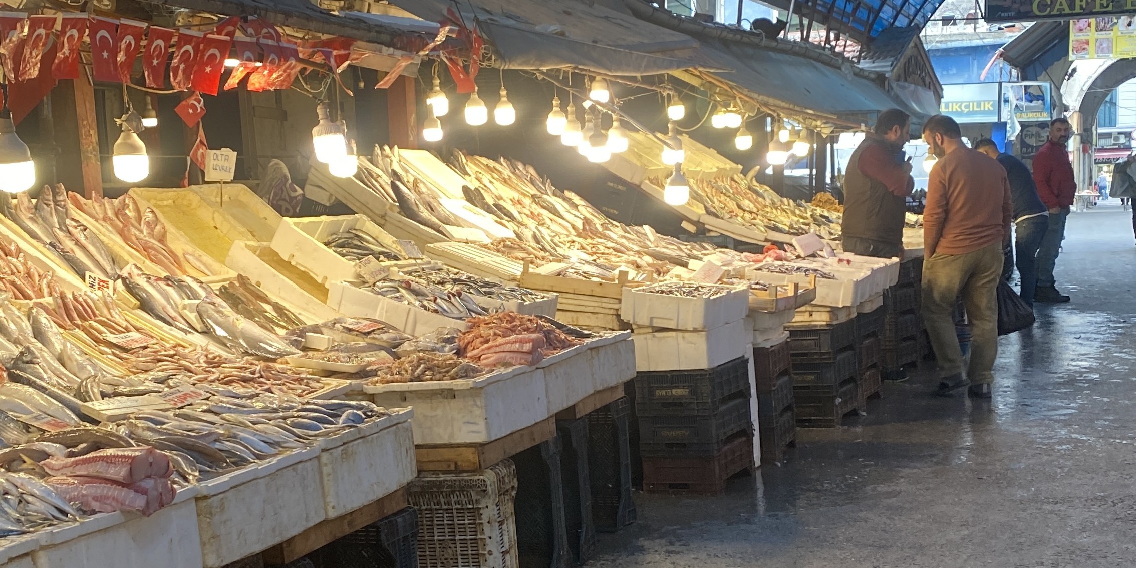 Levrekli Pilav, tamamen benim eserimdir. Akdenizin serin sularından gelen levrek ve benim özel sosum ile hazırlandı. Ben bu işi çözdüm ya, sırada karides ahtapot falan var